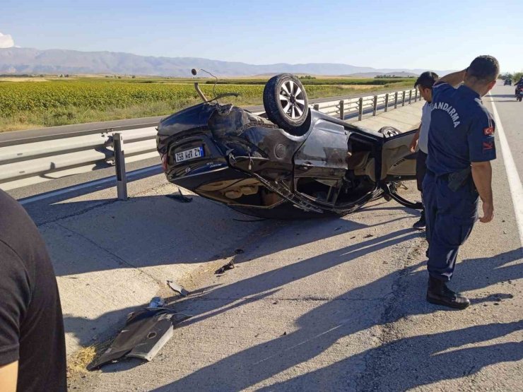 Konya’da otomobil refüje devrildi: 1 yaralı