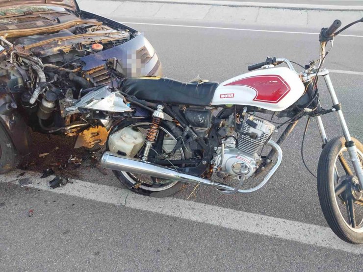 Otomobille çarpışan motosikletin sürücüsü hayatını kaybetti