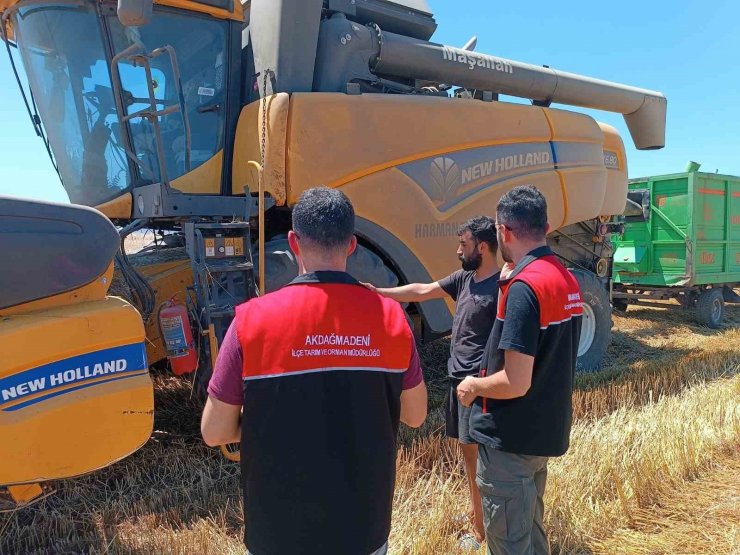 Akdağmadeni’nde biçerdöverler dane kaybına karşı kontrol ediliyor