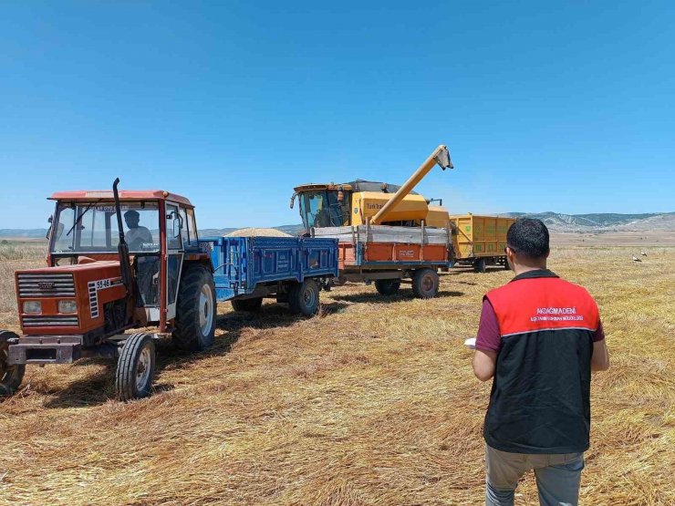 Akdağmadeni’nde biçerdöverler dane kaybına karşı kontrol ediliyor