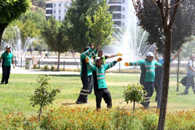 Aksaray’da 41 derece sıcaklıkta bunalanları itfaiye su sıkarak serinletti