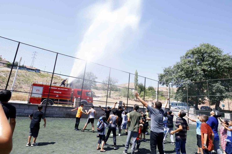 Aksaray’da 41 derece sıcaklıkta bunalanları itfaiye su sıkarak serinletti