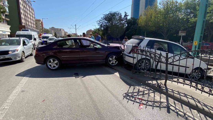 Kaza yapan otomobillerden biri tramvay yoluna düştü: 2 yaralı