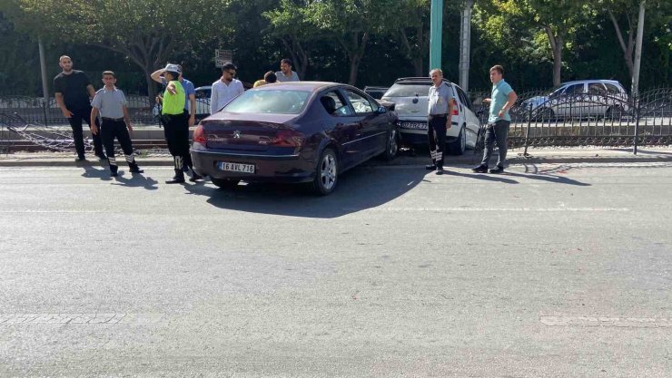 Kaza yapan otomobillerden biri tramvay yoluna düştü: 2 yaralı