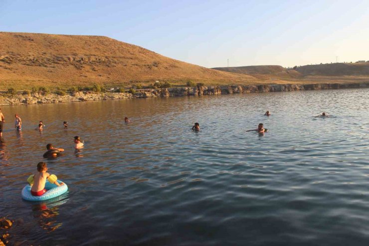 Sıcaklardan bunalan vatandaşlar Acıgöl’de serinledi