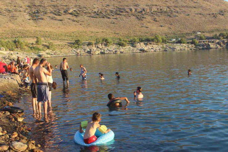 Sıcaklardan bunalan vatandaşlar Acıgöl’de serinledi