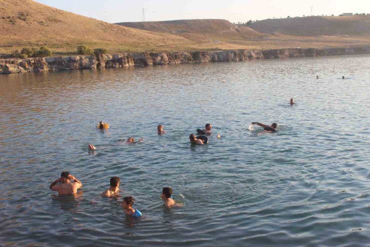 Sıcaklardan bunalan vatandaşlar Acıgöl’de serinledi