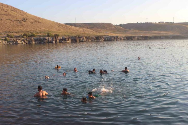 Sıcaklardan bunalan vatandaşlar Acıgöl’de serinledi