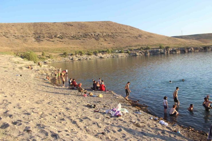 Sıcaklardan bunalan vatandaşlar Acıgöl’de serinledi