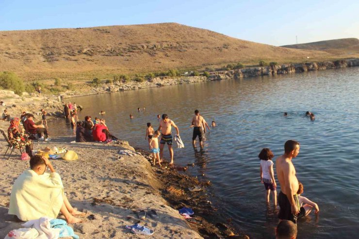 Sıcaklardan bunalan vatandaşlar Acıgöl’de serinledi