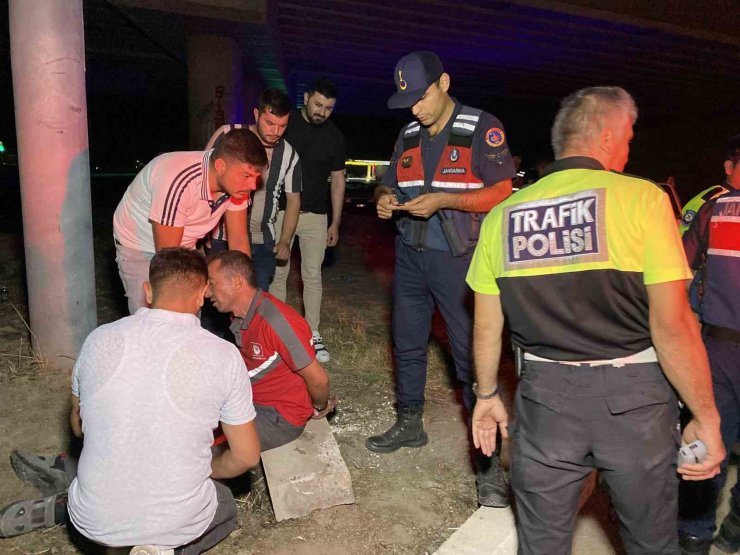 Alkollü sürücü önce polis aracında, sonra refüjde uyudu