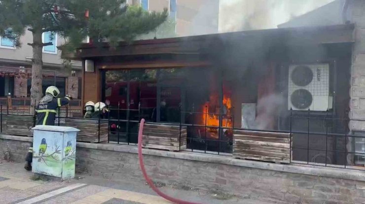 Aksaray’da bir kafe alev alev yandı