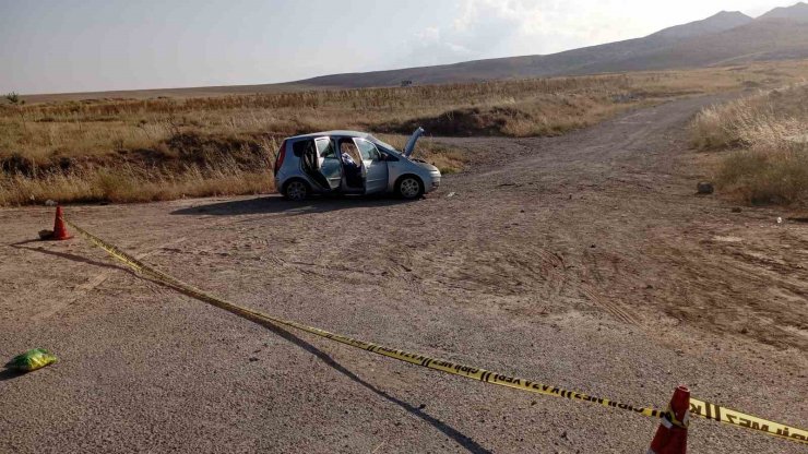 Kaza yapan otomobildeki anne ile çocuğunu ölüm ayırdı