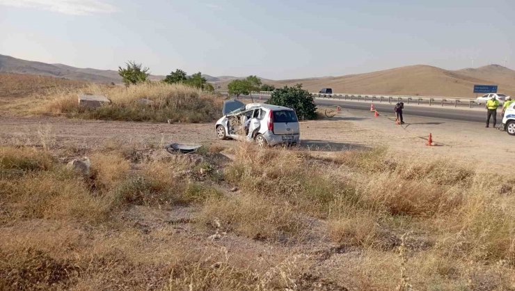 Kaza yapan otomobildeki anne ile çocuğunu ölüm ayırdı