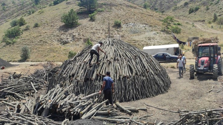 Mangal kömürü işçileri iki sıcak arasında alın teri döküyor