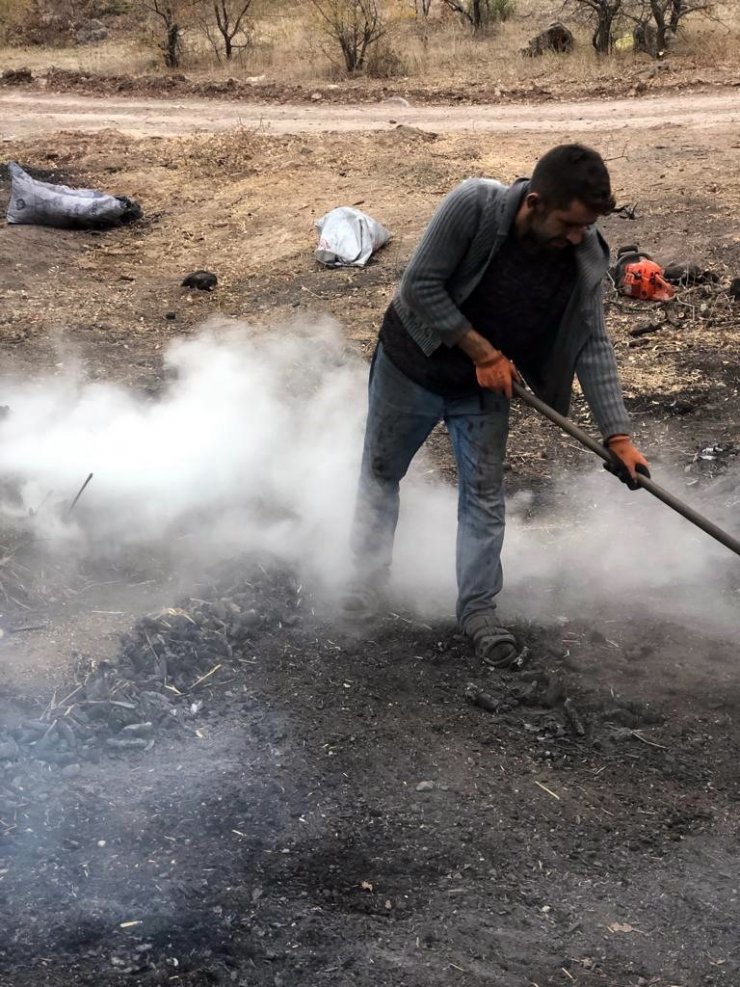 Mangal kömürü işçileri iki sıcak arasında alın teri döküyor