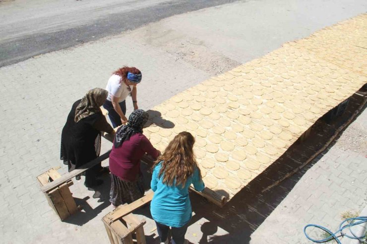 Konya’da ev hanımlarını yöresel tarhana telaşı sardı