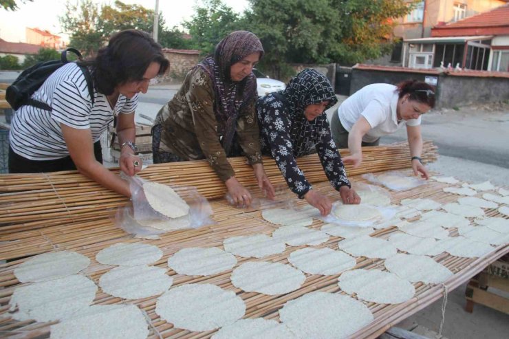 Konya’da ev hanımlarını yöresel tarhana telaşı sardı