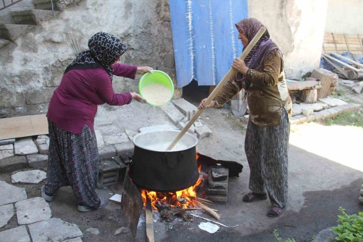 Konya’da ev hanımlarını yöresel tarhana telaşı sardı