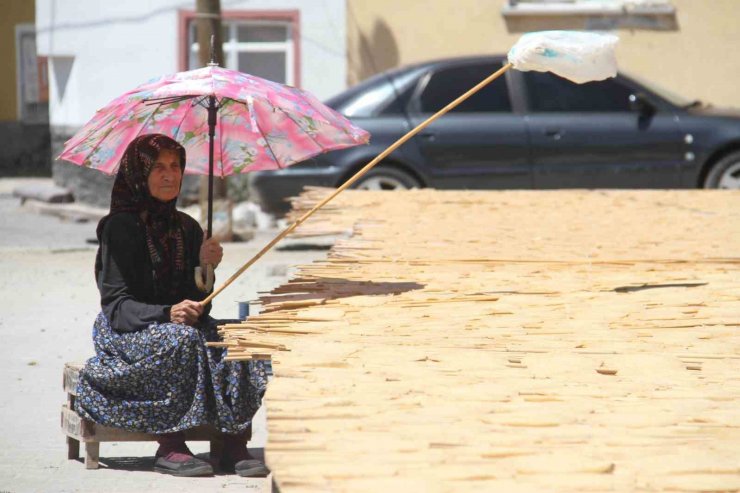 Konya’da ev hanımlarını yöresel tarhana telaşı sardı