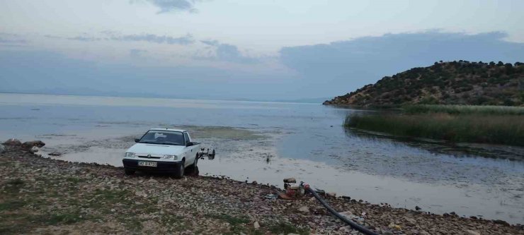 Gölde batan teknedeki 2 kişi kurtuldu, 1 kişinin cansız bedenine ulaşıldı