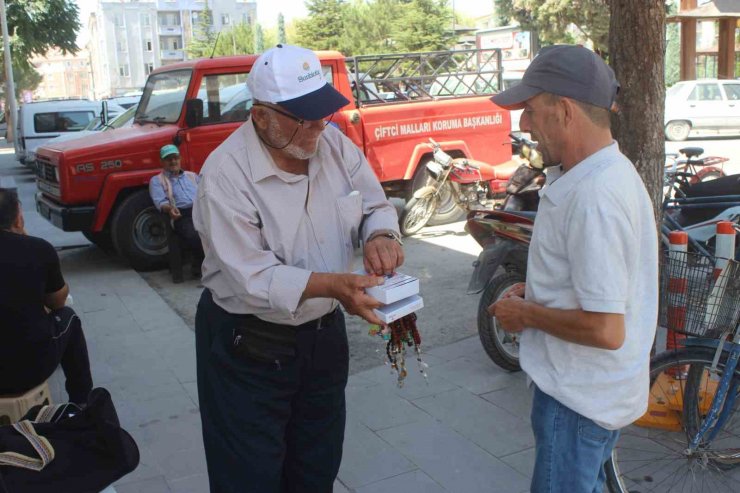 77 yaşında her gün kilometrelerce yürüyerek ekmeğini kazanıyor