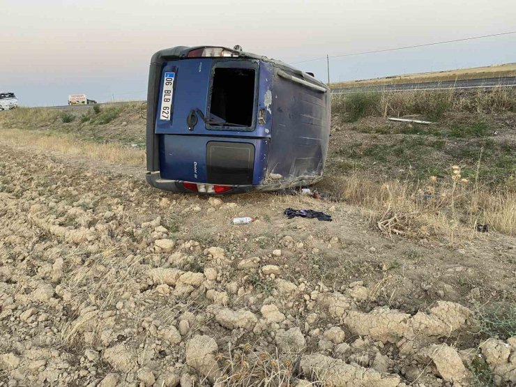 Konya’da lastiği patlayan otomobil takla attı: 3 yaralı