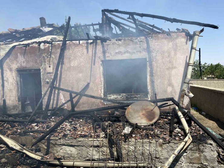 Konya’da yangında çocuklarını dışarı çıkarmaya çalışan anne dumandan etkilendi