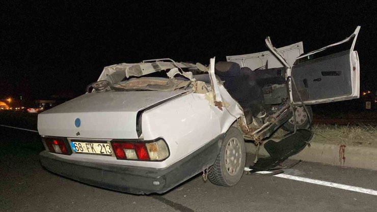 Tıra arkadan çarpan otomobilin tavanı koptu: 1 ağır yaralı