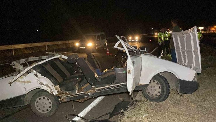 Tıra arkadan çarpan otomobilin tavanı koptu: 1 ağır yaralı