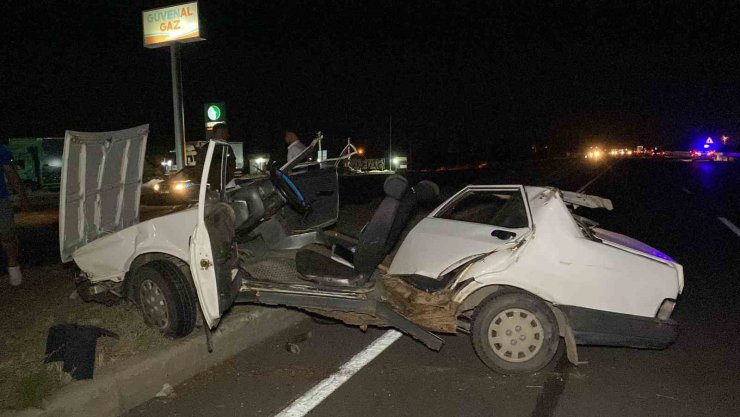 Tıra arkadan çarpan otomobilin tavanı koptu: 1 ağır yaralı