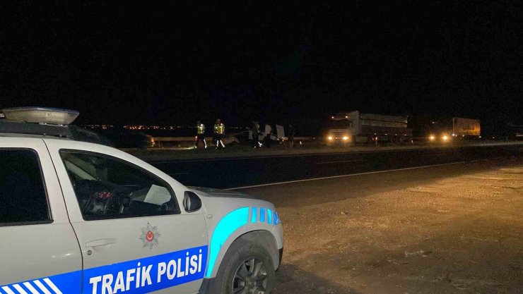 Tıra arkadan çarpan otomobilin tavanı koptu: 1 ağır yaralı