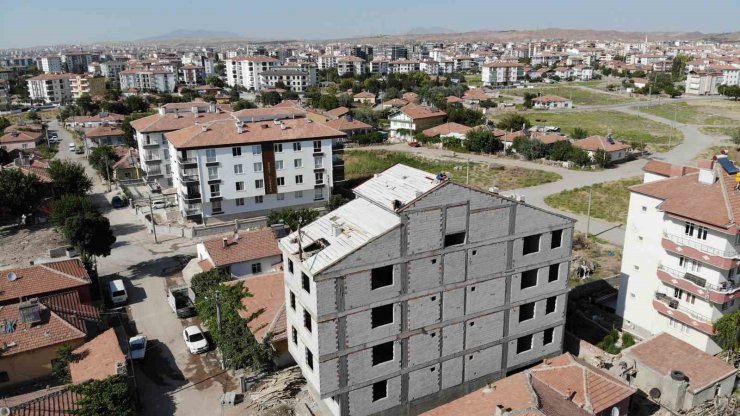 Aksaray’da 5 katlı binanın çatısında ölüme meydan okurcasına çalıştılar