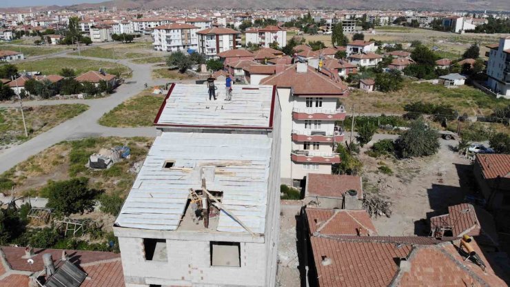 Aksaray’da 5 katlı binanın çatısında ölüme meydan okurcasına çalıştılar