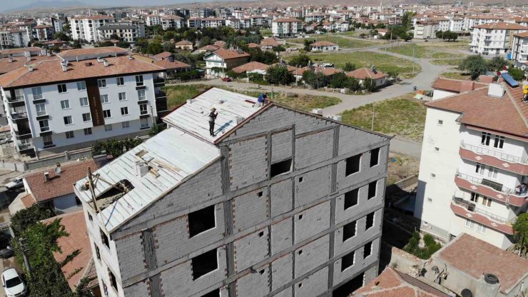 Aksaray’da 5 katlı binanın çatısında ölüme meydan okurcasına çalıştılar