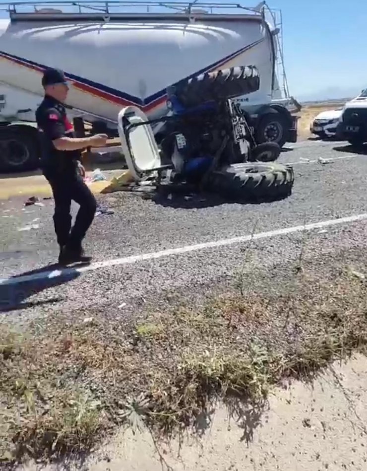 Aksaray’da tır traktöre çarptı: 1 ölü, 1 ağır yaralı