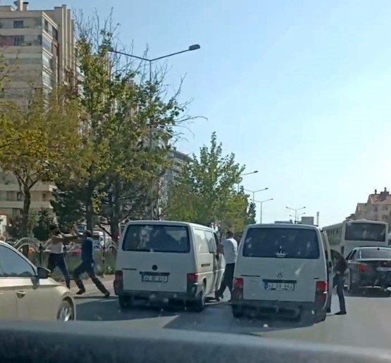 Trafikte tekmeli tokatlı kavga kamerada