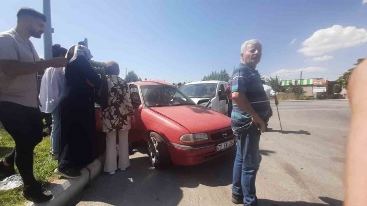 Konya’da otomobille hafif ticari araç kavşakta çarpıştı: 3 yaralı