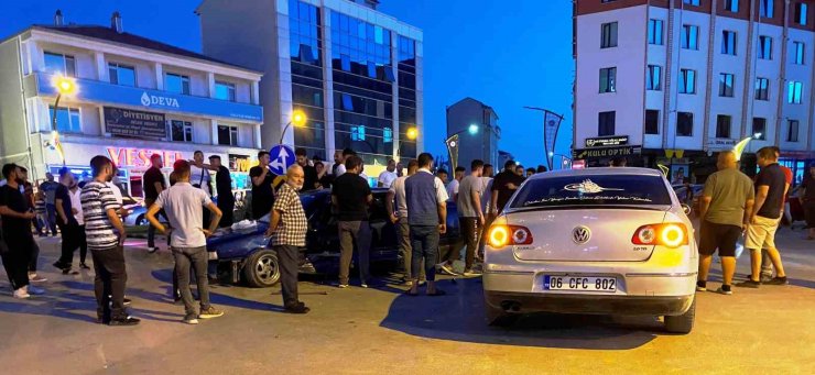 Kavşakta otomobiller çarpıştı: 2 yaralı