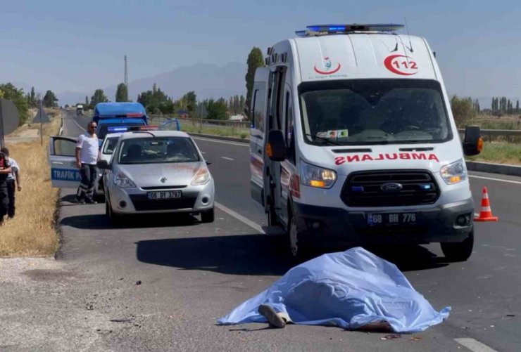 Arızalanan aracını emniyet şeridine çeken sürücü canından oldu