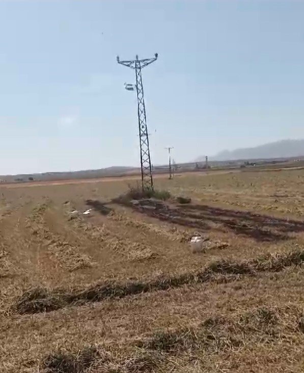 Konya’da kopan elektrik telleri tarlada yangın çıkardı