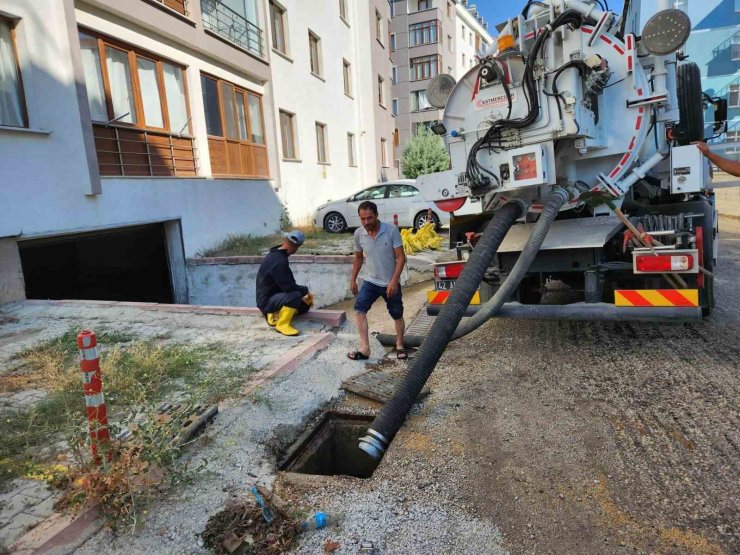 Patlayan su borusunun açtığı çukura otomobil düştü