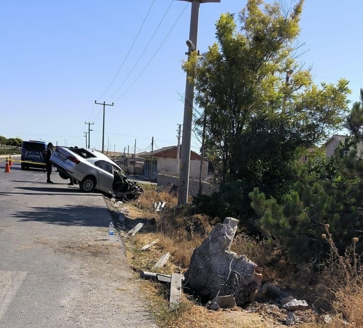 Bariyere saplanan otomobil hurdaya döndü: 1 ölü