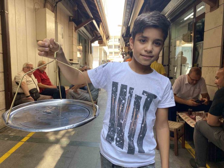 Çay tepsisini havada çevirmek isteyen çaycı çırağının sakarlık anları kamerada