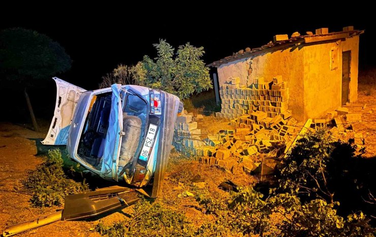 Konya’da yoldan çıkan otomobil bahçe duvarına çarptı: 1 yaralı