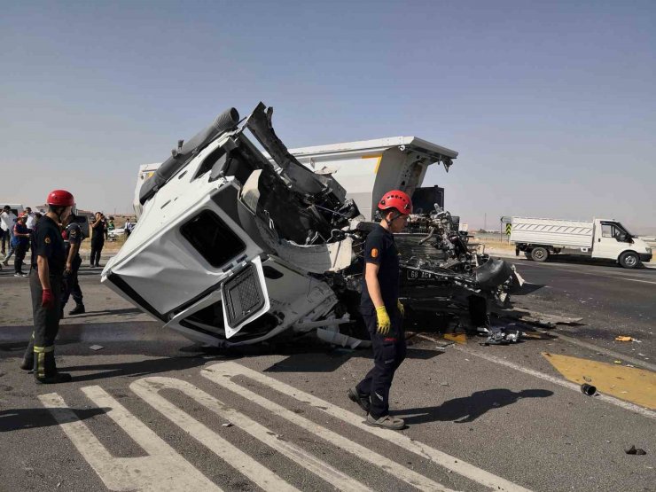 Aksaray’da 2 tır ve 1 kamyon çarpıştı, tırın kupası koptu: 2 yaralı