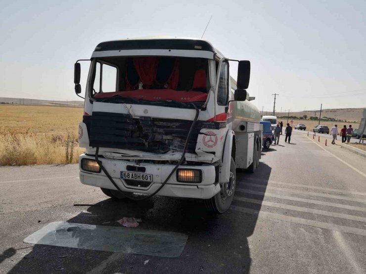 Aksaray’da 2 tır ve 1 kamyon çarpıştı, tırın kupası koptu: 2 yaralı