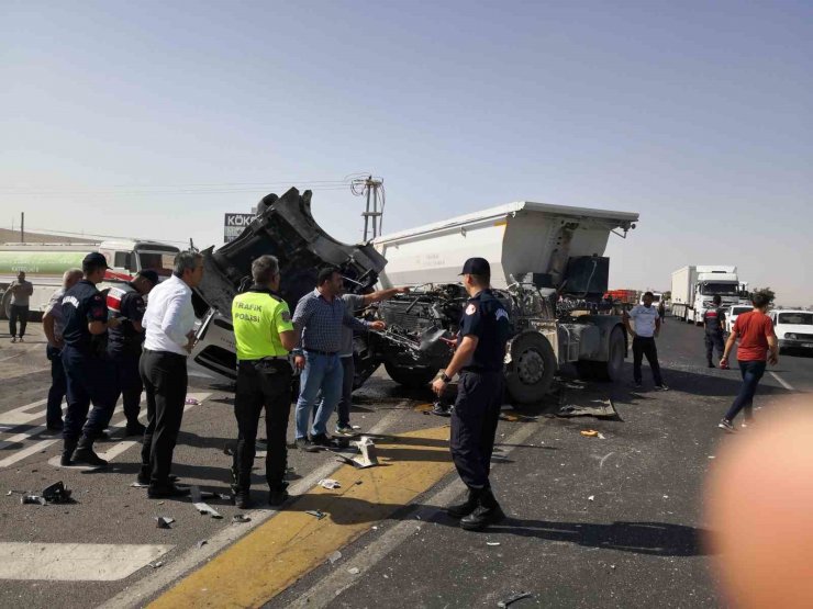 Aksaray’da 2 tır ve 1 kamyon çarpıştı, tırın kupası koptu: 2 yaralı