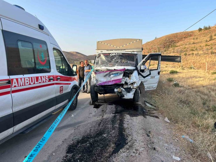 Kamyonet ile hafif ticari araç çarpıştı: 1 ölü, 3 yaralı