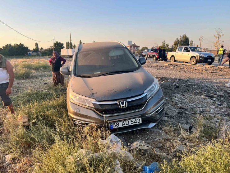 Lastiği patlayan cip şarampole düştü: 3 yaralı